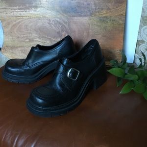 Leather buckle shoes